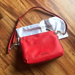 Authentic Michael Kors Lillie Large Messenger Bag
** BRAND NEW w/ tags **